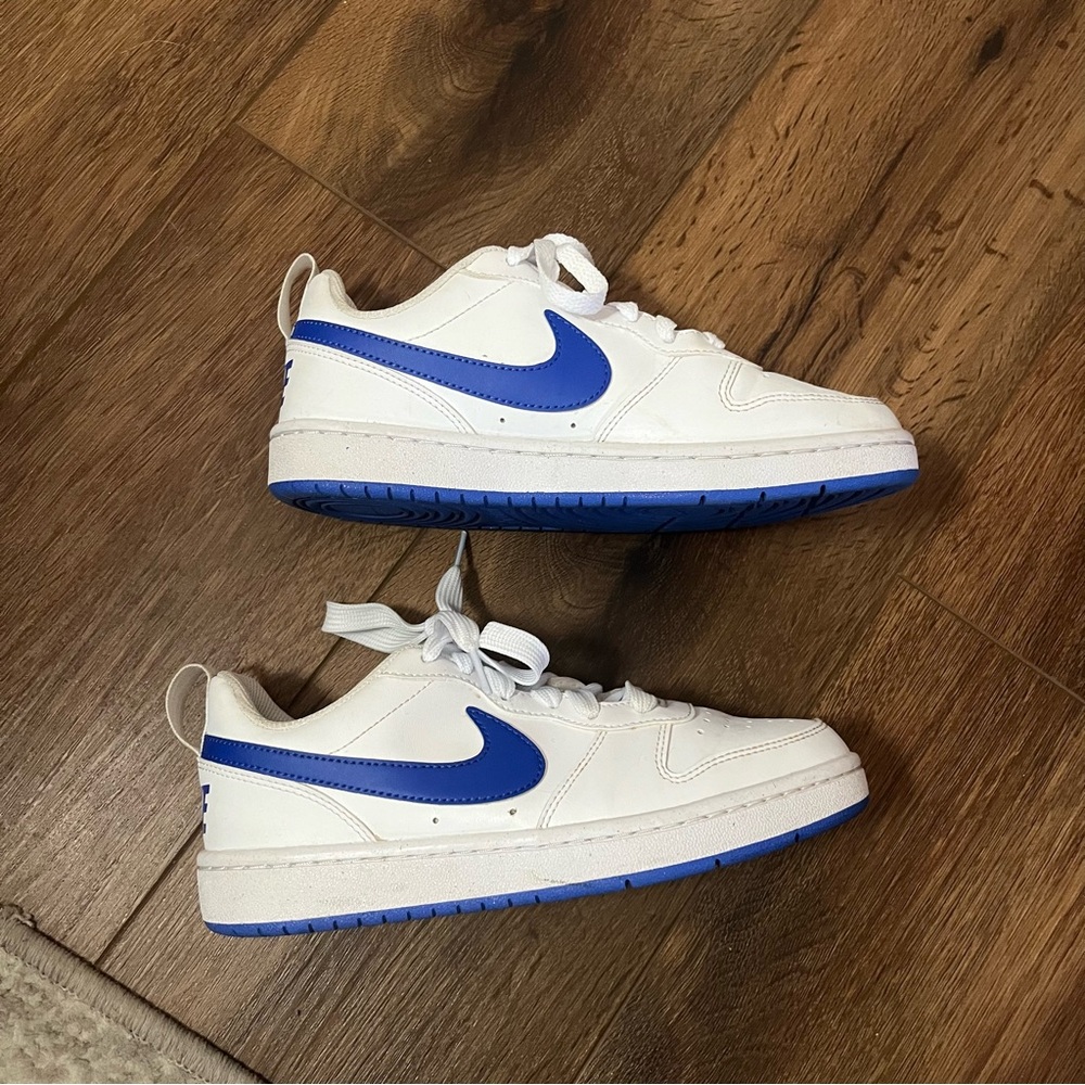 Nike Kids court borough White and Blue Sneakers, size 4Y - Picture 3 of 8